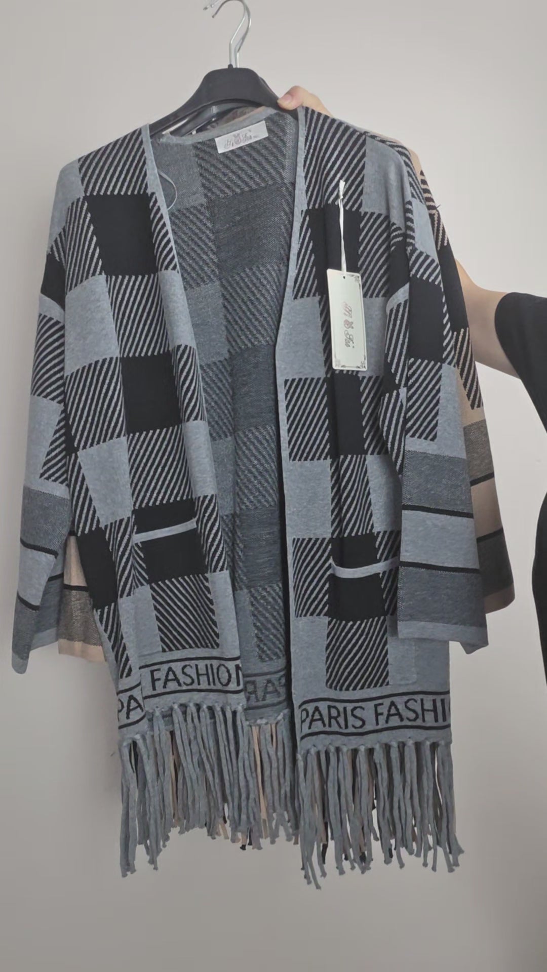 Karierter Cardigan mit Fransen & Taschen – M/L bis XL/XXL