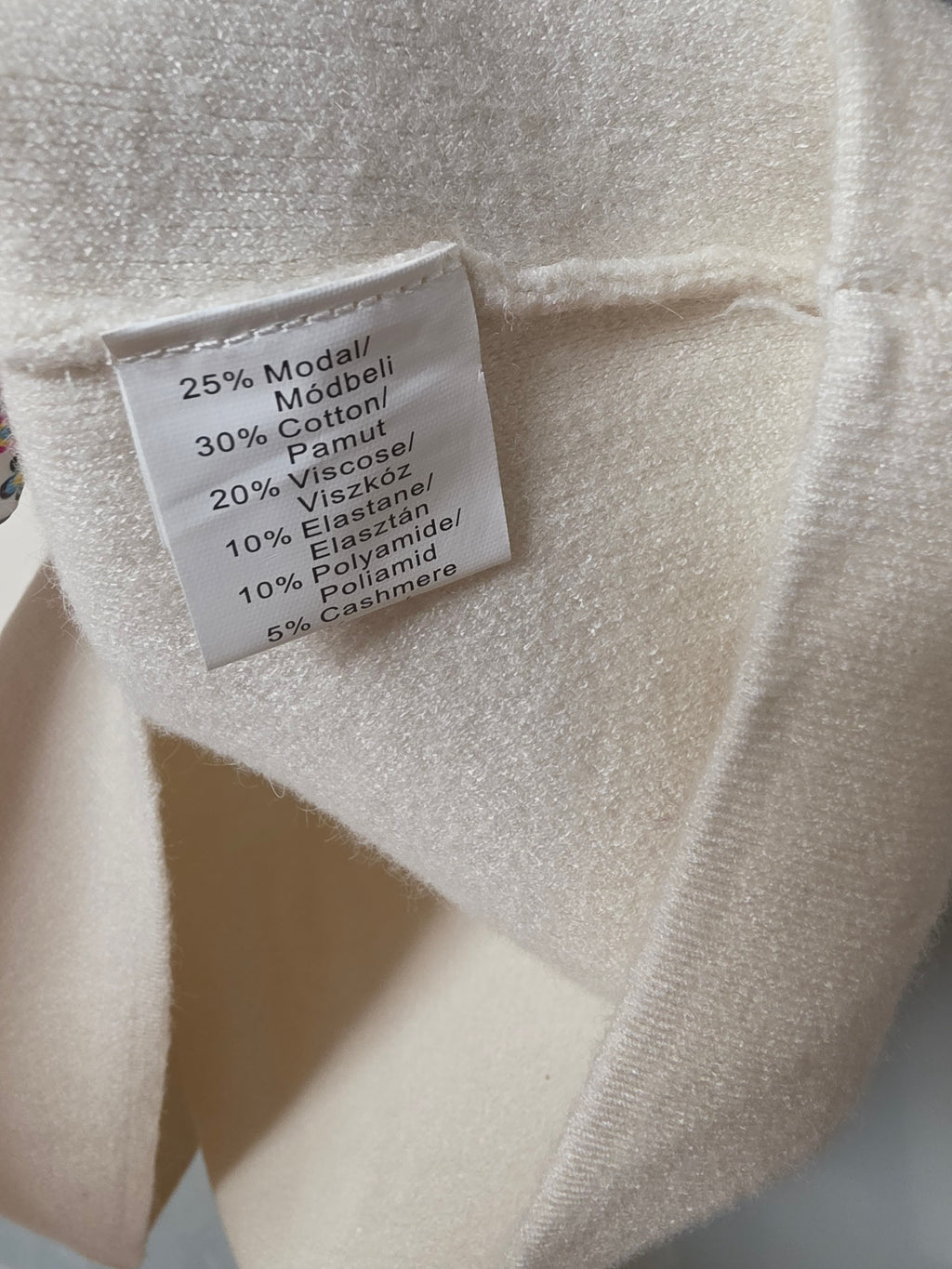 Weicher V-Neck Pullover mit goldenen Knopfdetails