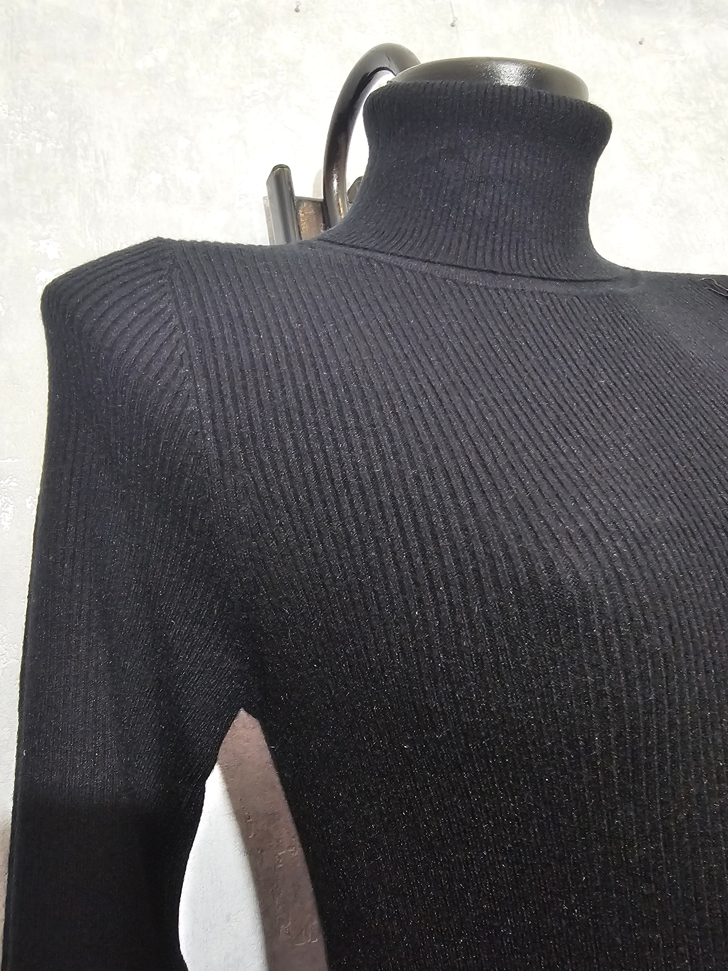 Elegantes Strickkleid mit Rollkragen & Goldknöpfen – Schwarz