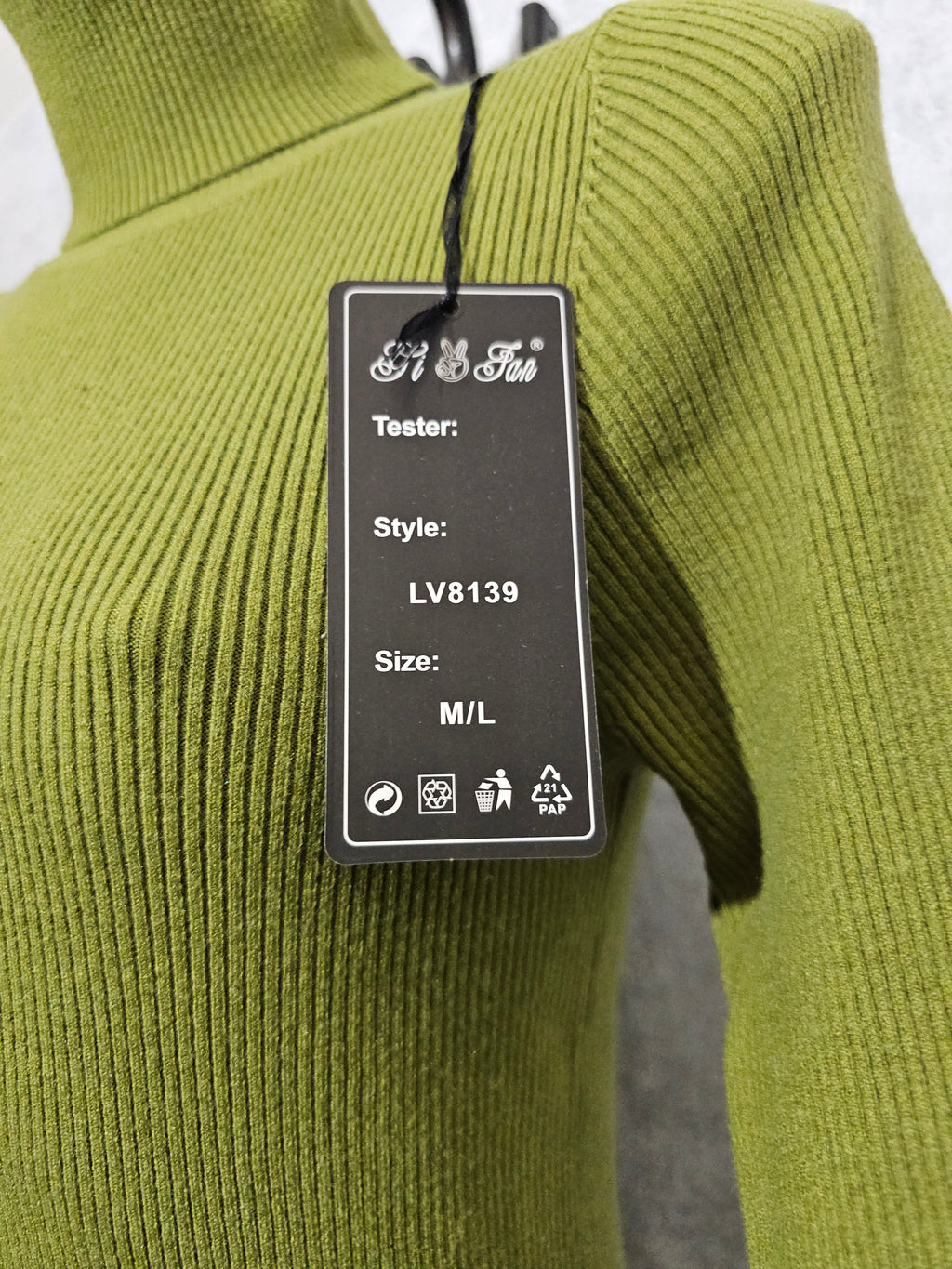 Elegantes Strickkleid Schwarz – Rollkragen & Goldknöpfe – Warm, Weich & Figurbetont, Größe M/L