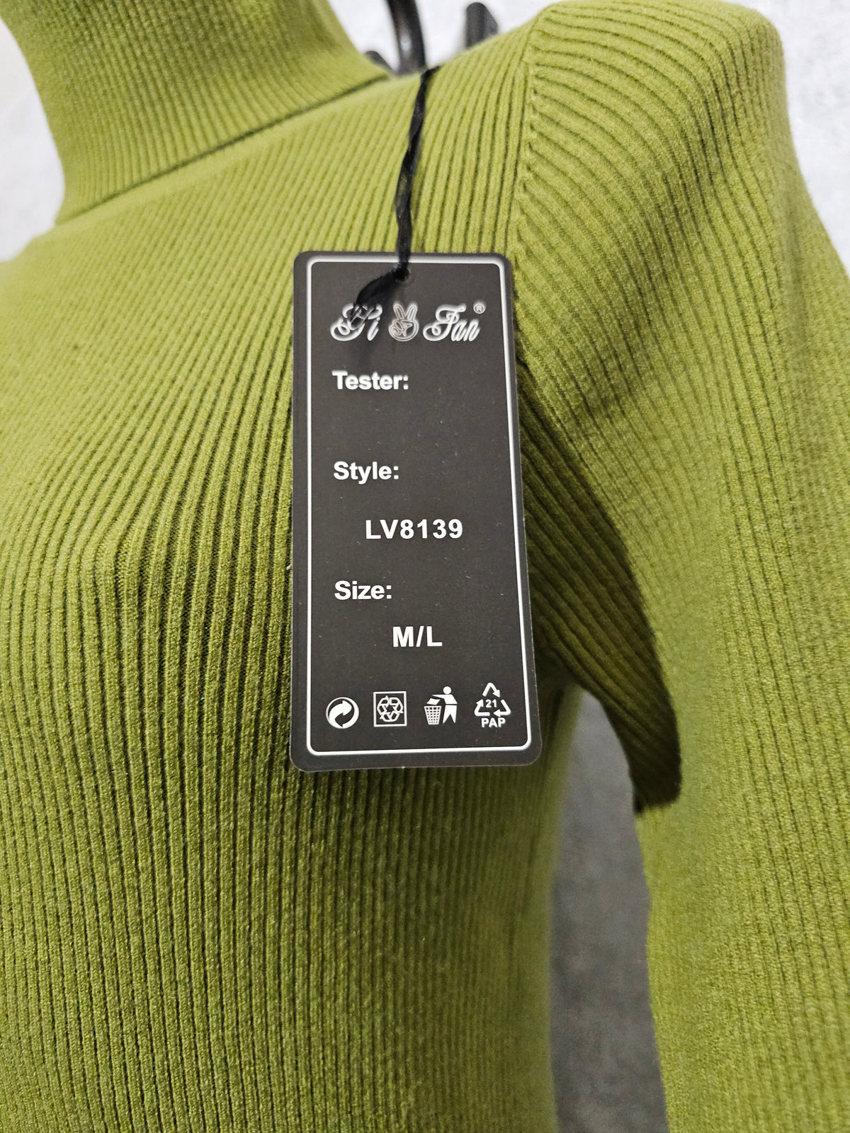 Elegantes Strickkleid Schwarz – Rollkragen & Goldknöpfe – Warm, Weich & Figurbetont, Größe M/L