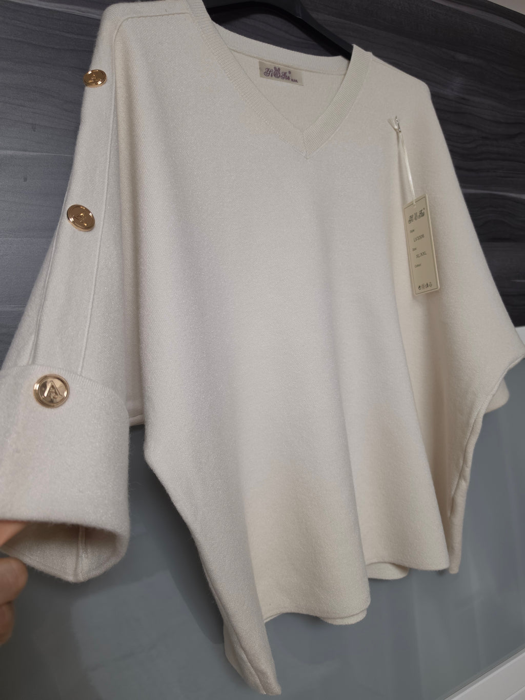 Weicher V-Neck Pullover mit goldenen Knopfdetails