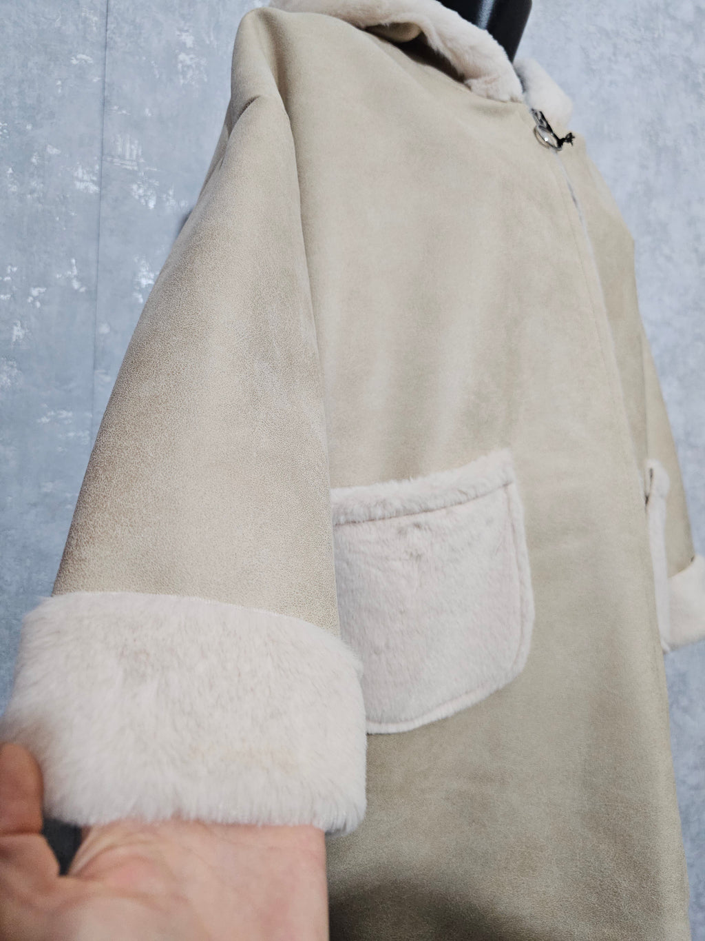 Warme Oversize Kunstfell-Jacke mit Kapuze