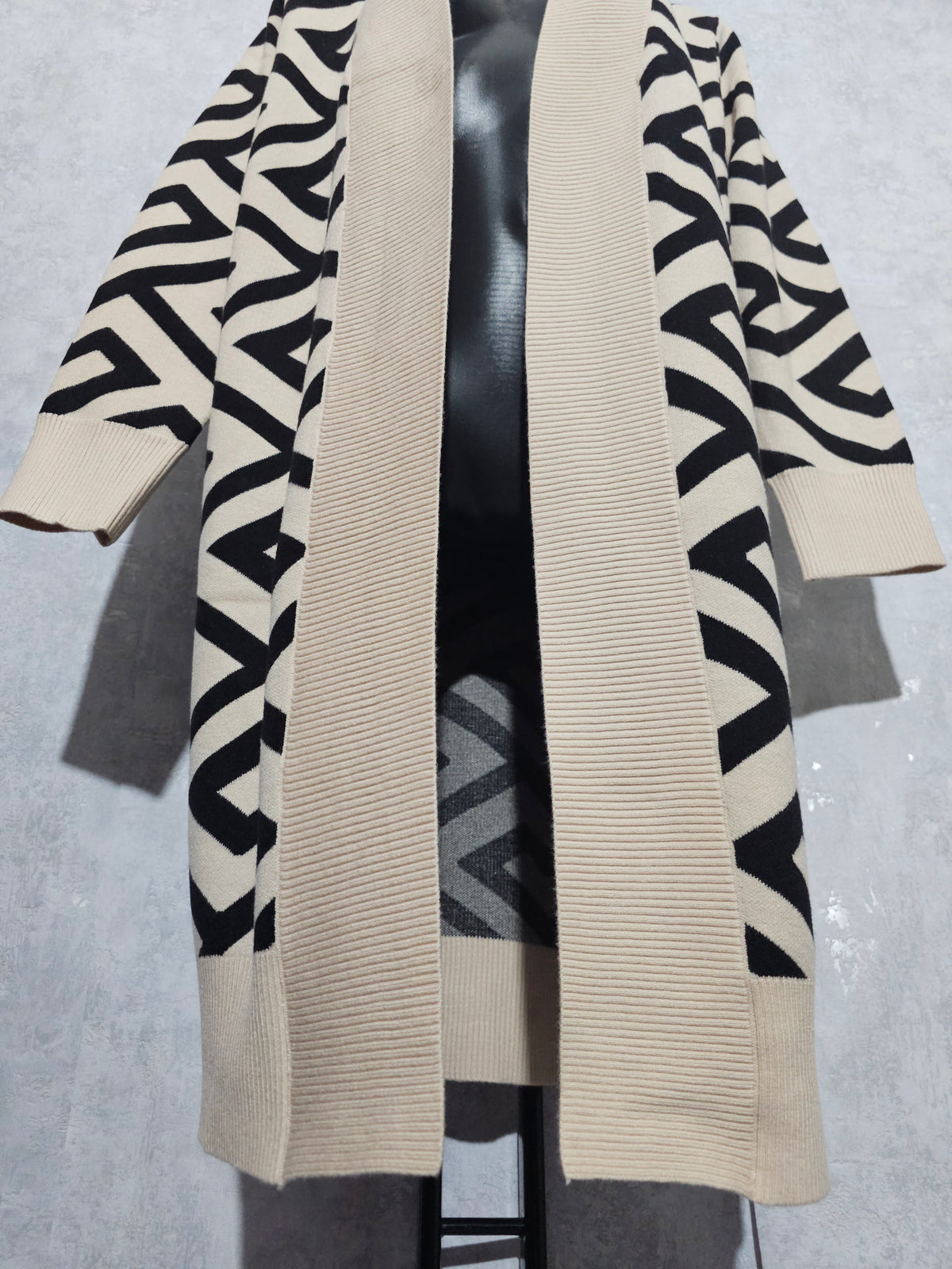Eleganter langer Cardigan – Beige & Schwarz – hochwertig, weich & warm – M/L & L/XL