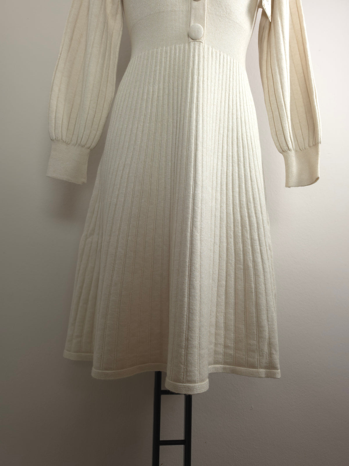 Elegantes Damen Strickkleid mit Knöpfen & Puffärmeln – M/L – 4 Farben