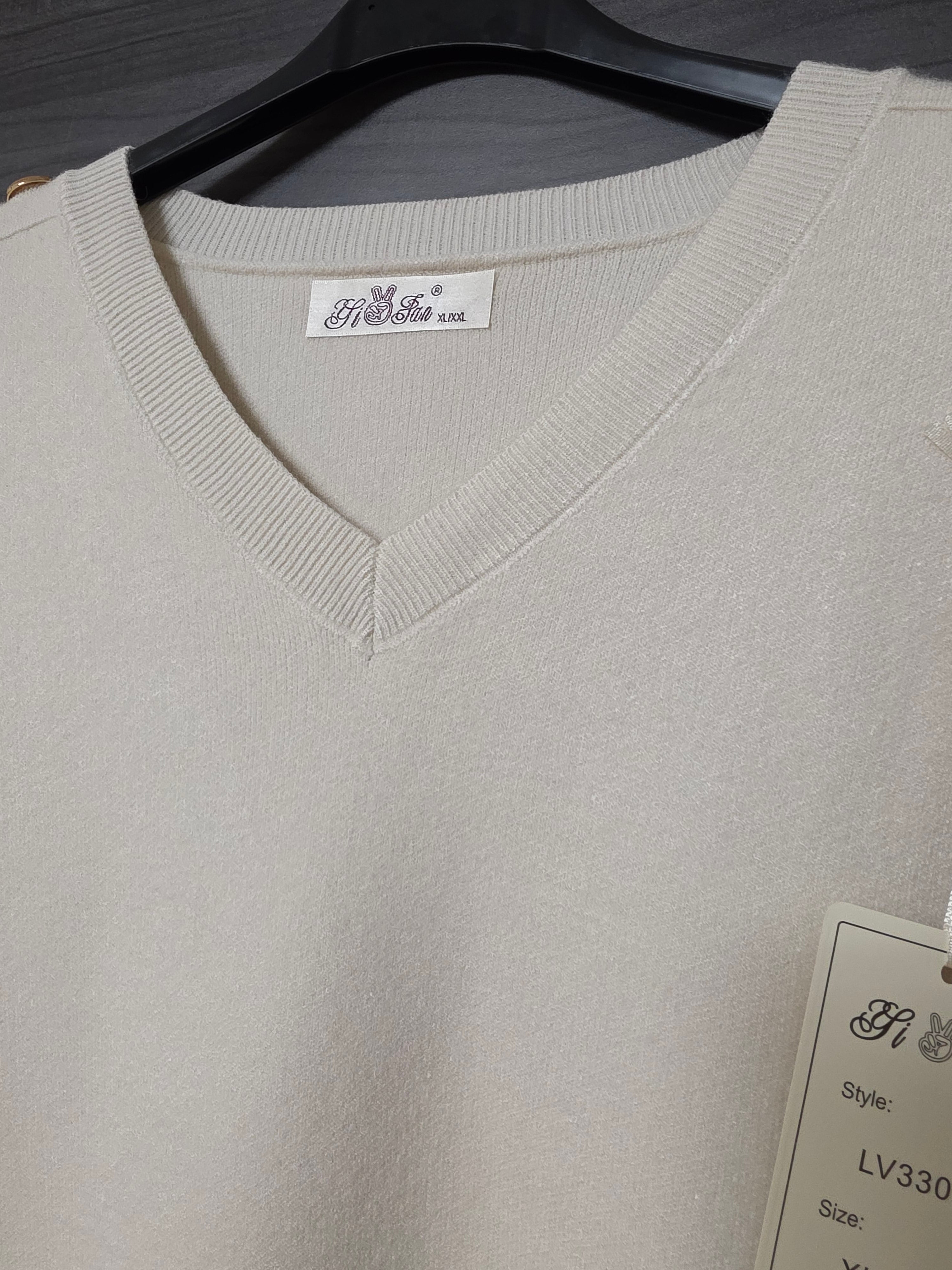 Weicher V-Neck Pullover mit goldenen Knopfdetails