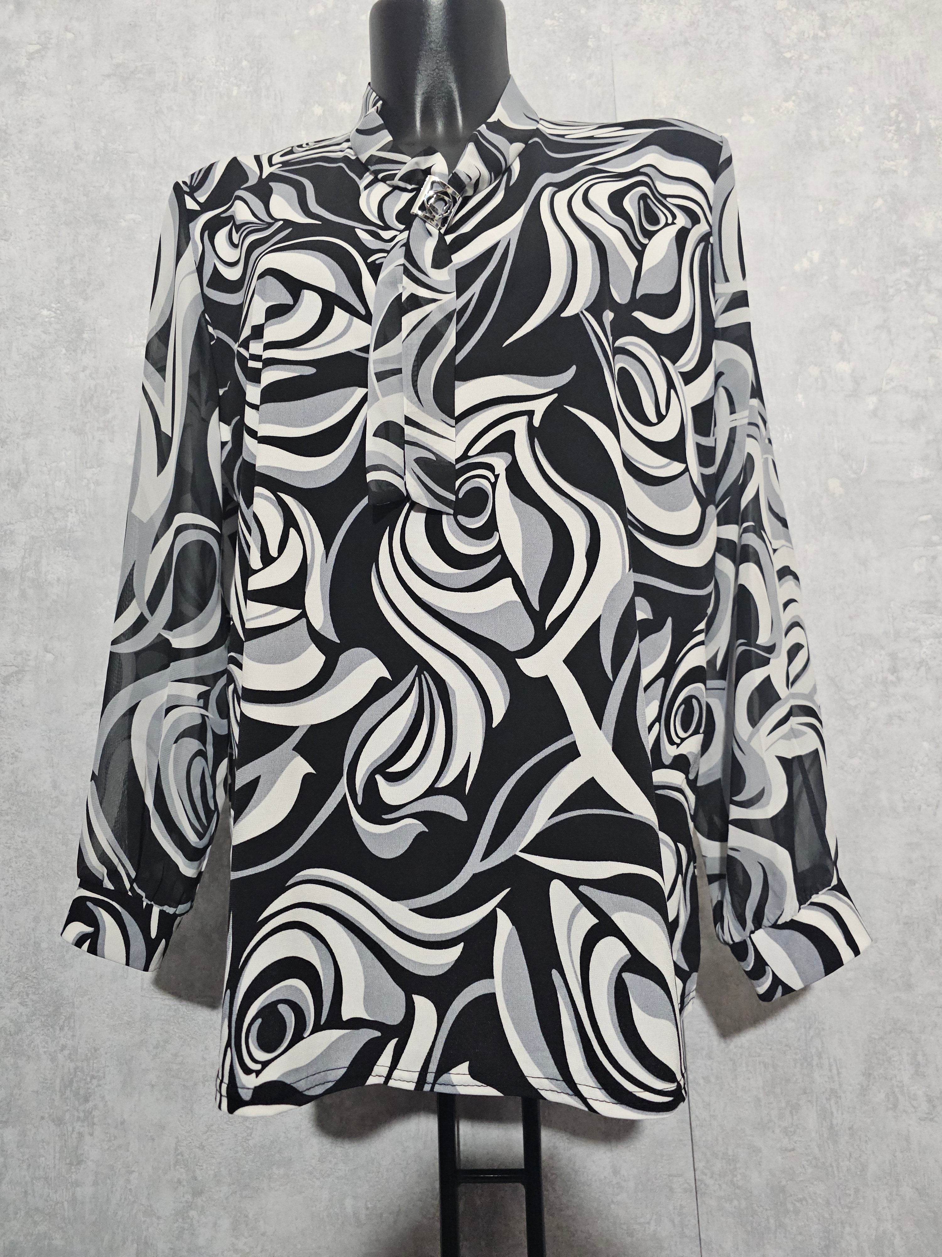 Elegante Damenbluse LINA mit Schwarz-Weiß Muster & Schmuckdetail – Made in Polen