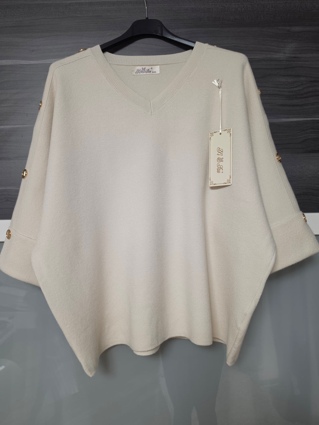 Weicher V-Neck Pullover mit goldenen Knopfdetails