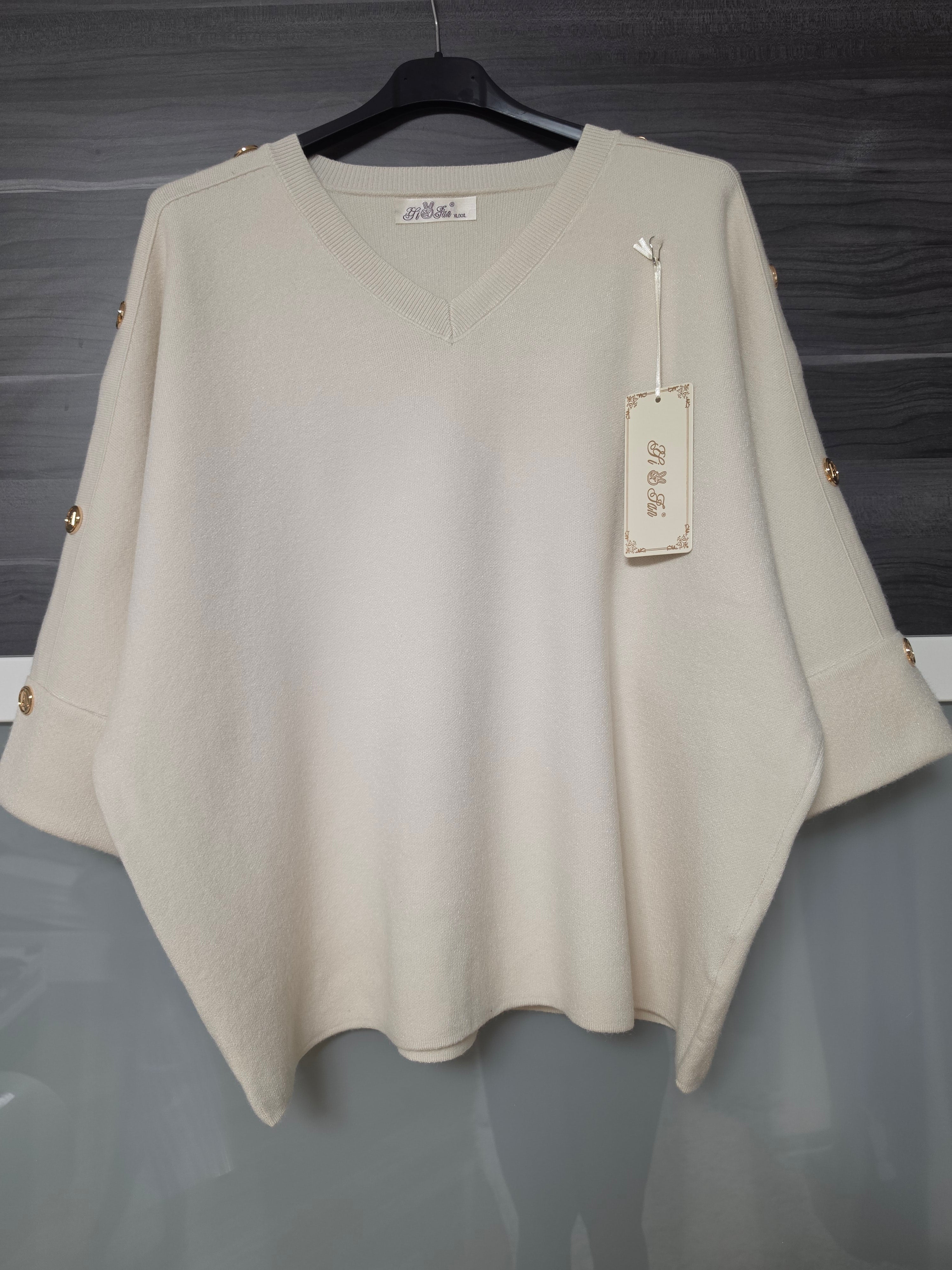 Weicher V-Neck Pullover mit goldenen Knopfdetails