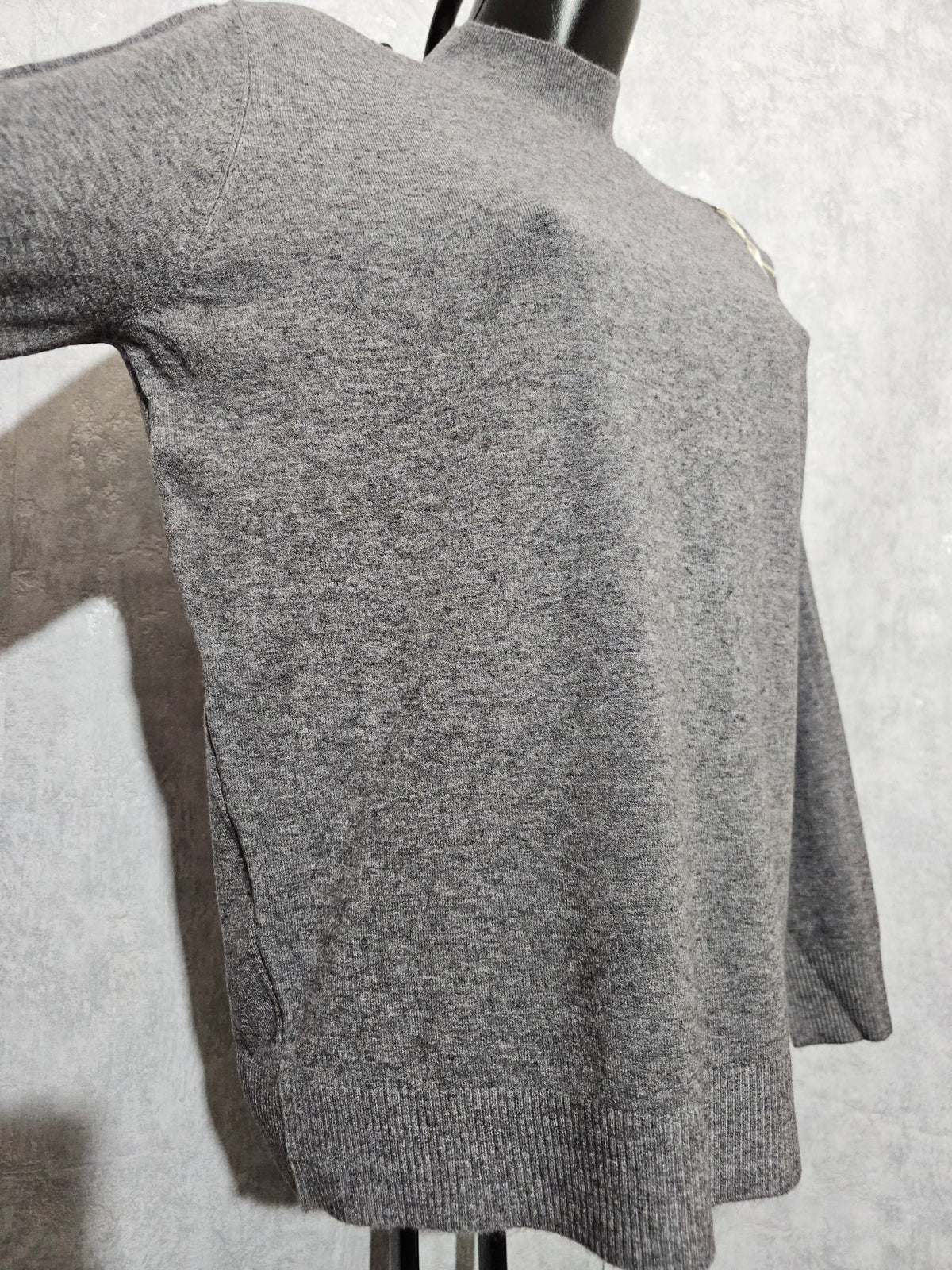 Oversize Damen Pullover mit goldenen Bienenknöpfen • Weich & Warm • M/L – L/XL • Casual & Elegant • Grau