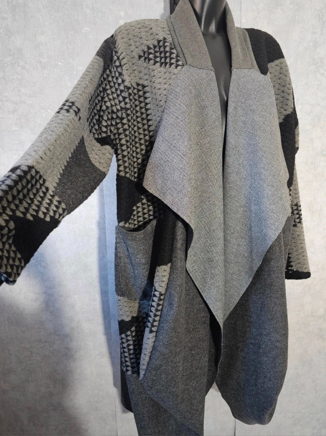 Außergewöhnlicher Long Cardigan / Strickmantel in Grau-Schwarz