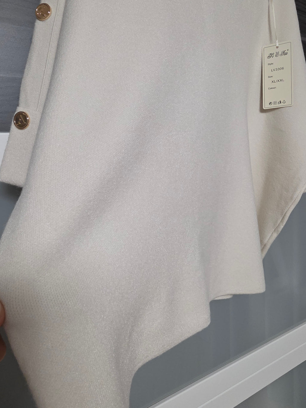 Weicher V-Neck Pullover mit goldenen Knopfdetails