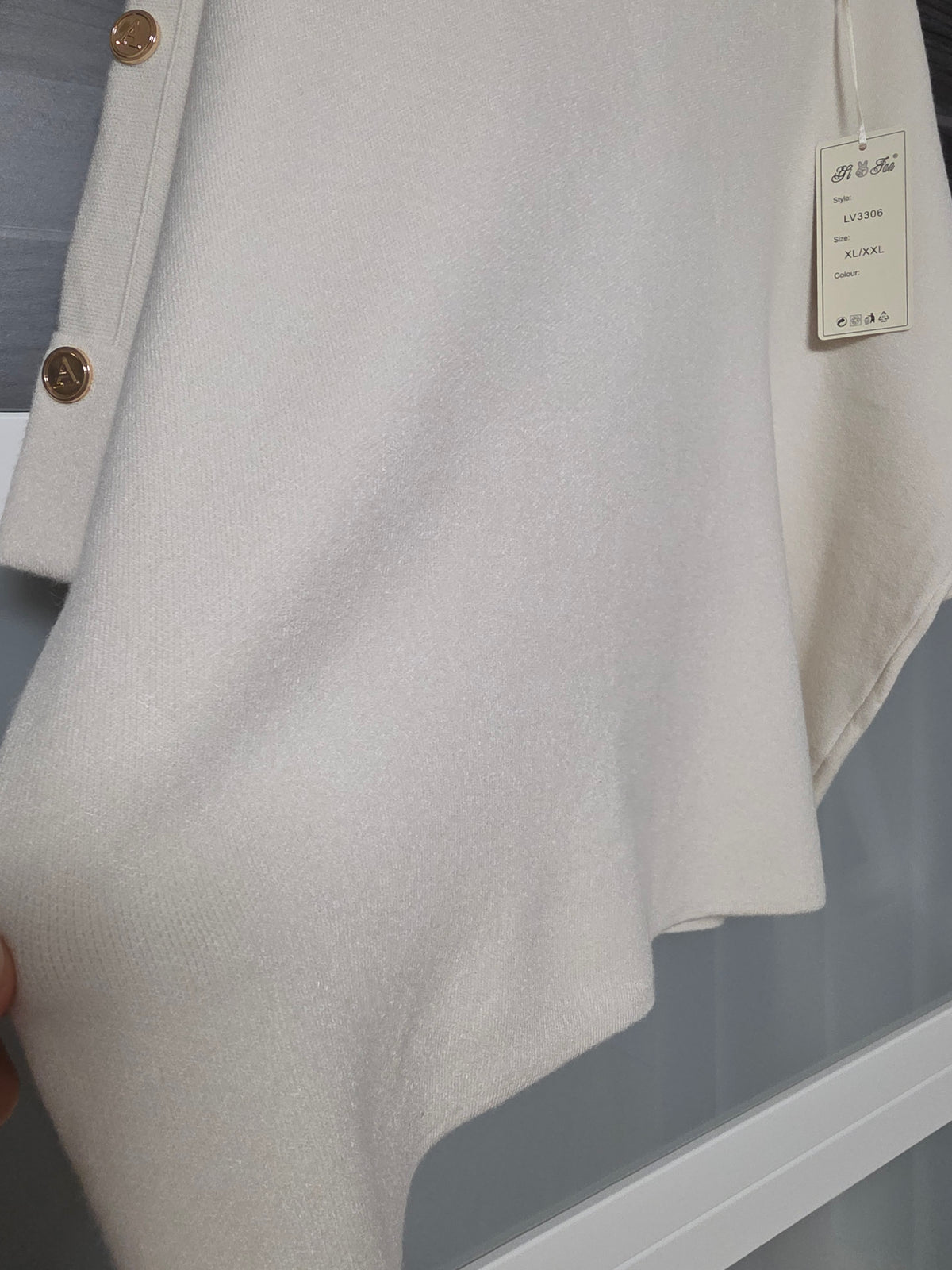 Weicher V-Neck Pullover mit goldenen Knopfdetails