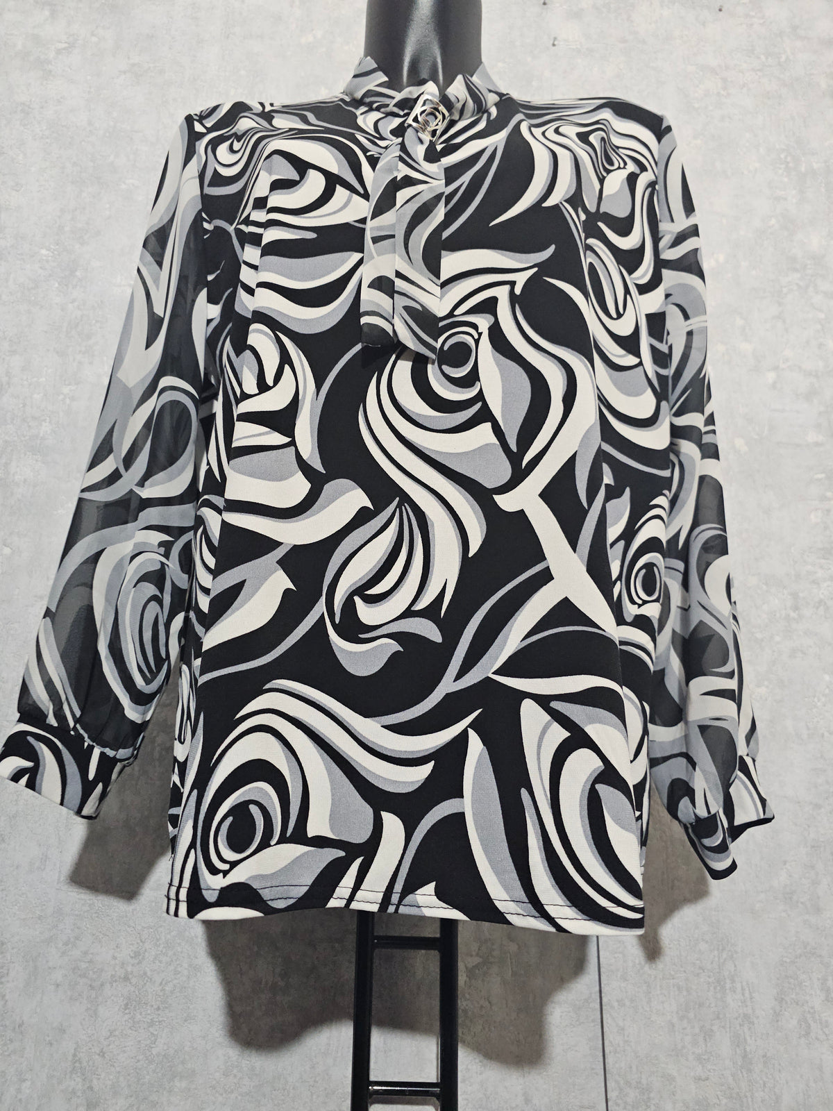Elegante Damenbluse LINA mit Schwarz-Weiß Muster & Schmuckdetail – Made in Polen