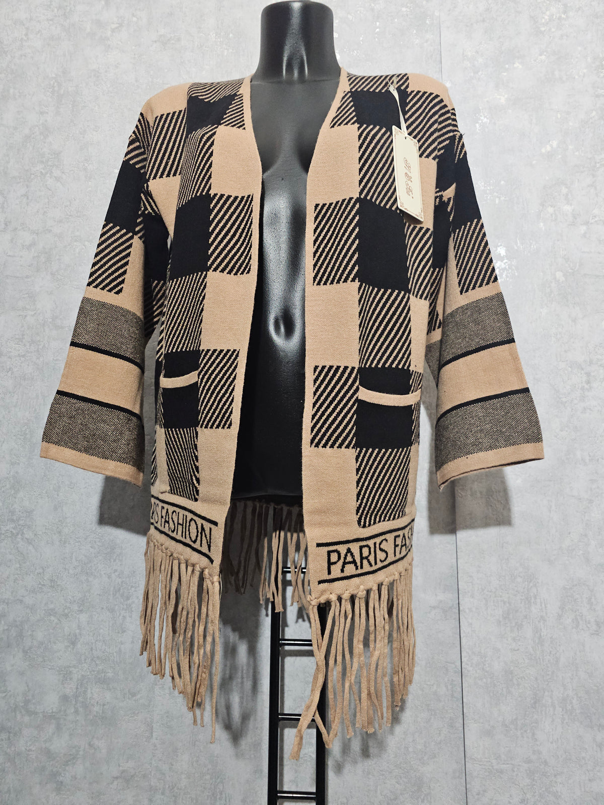 Paris Fashion Cardigan – Premium Kaschmir-Anteil, M/L – Beige/Schwarz, Fransen – Weich & Warm