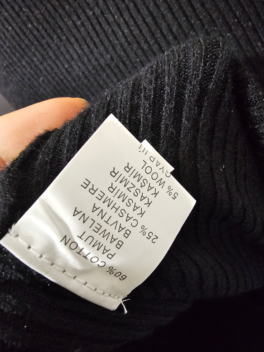 Elegantes Strickkleid mit Rollkragen & Goldknöpfen – Schwarz