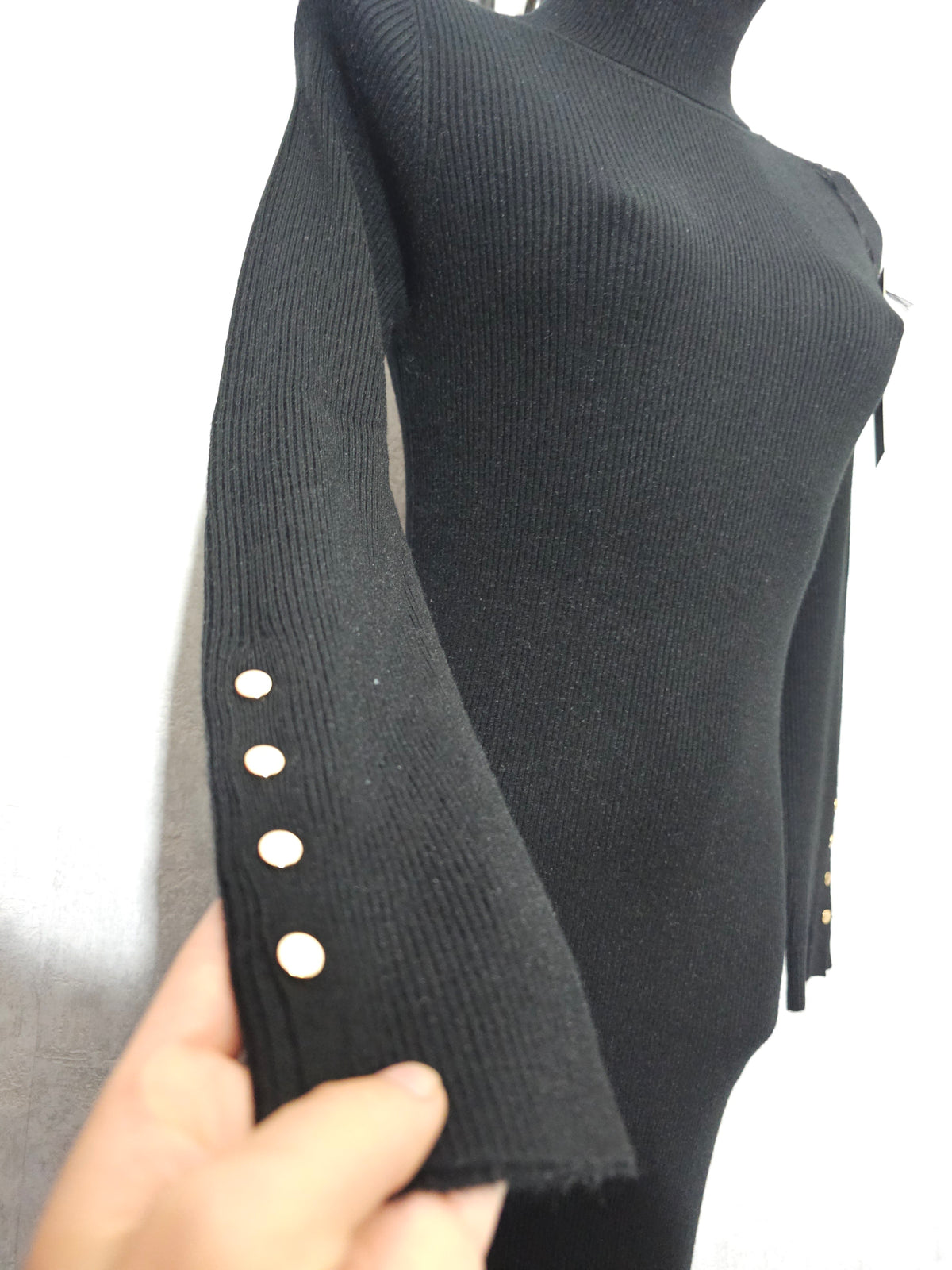 Elegantes Strickkleid mit Rollkragen & Goldknöpfen – Schwarz