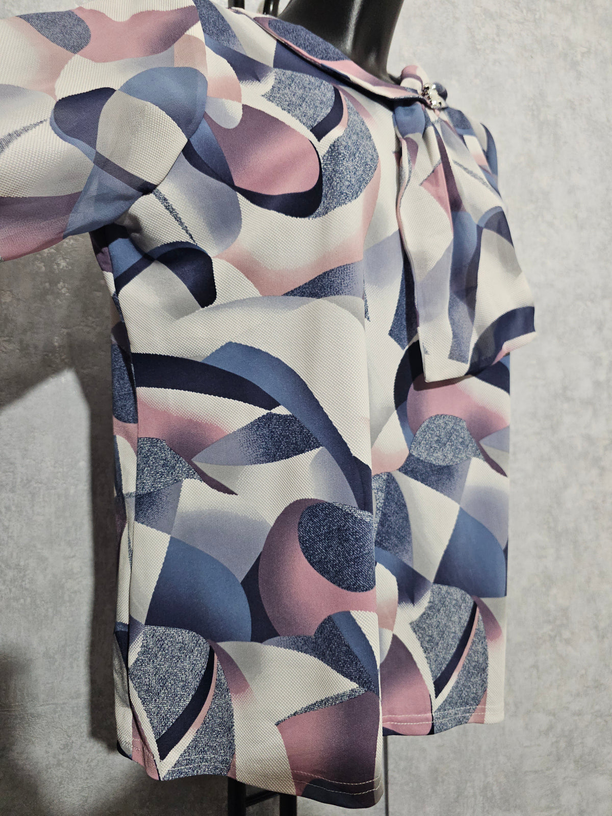 Elegante Damenbluse mit Schleife – Abstract Print | L–4XL