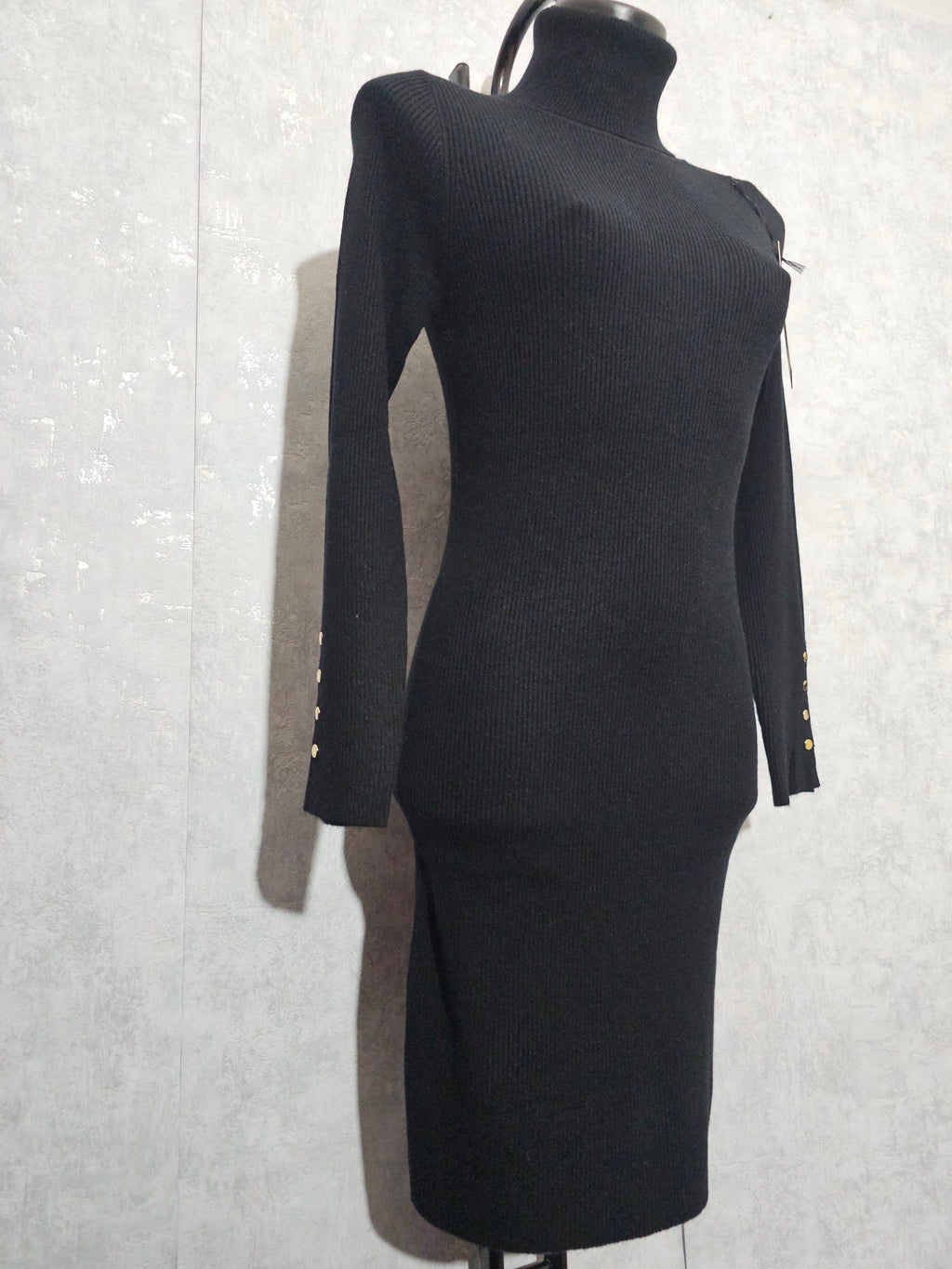 Elegantes Strickkleid Schwarz – Rollkragen & Goldknöpfe – Warm, Weich & Figurbetont, Größe M/L