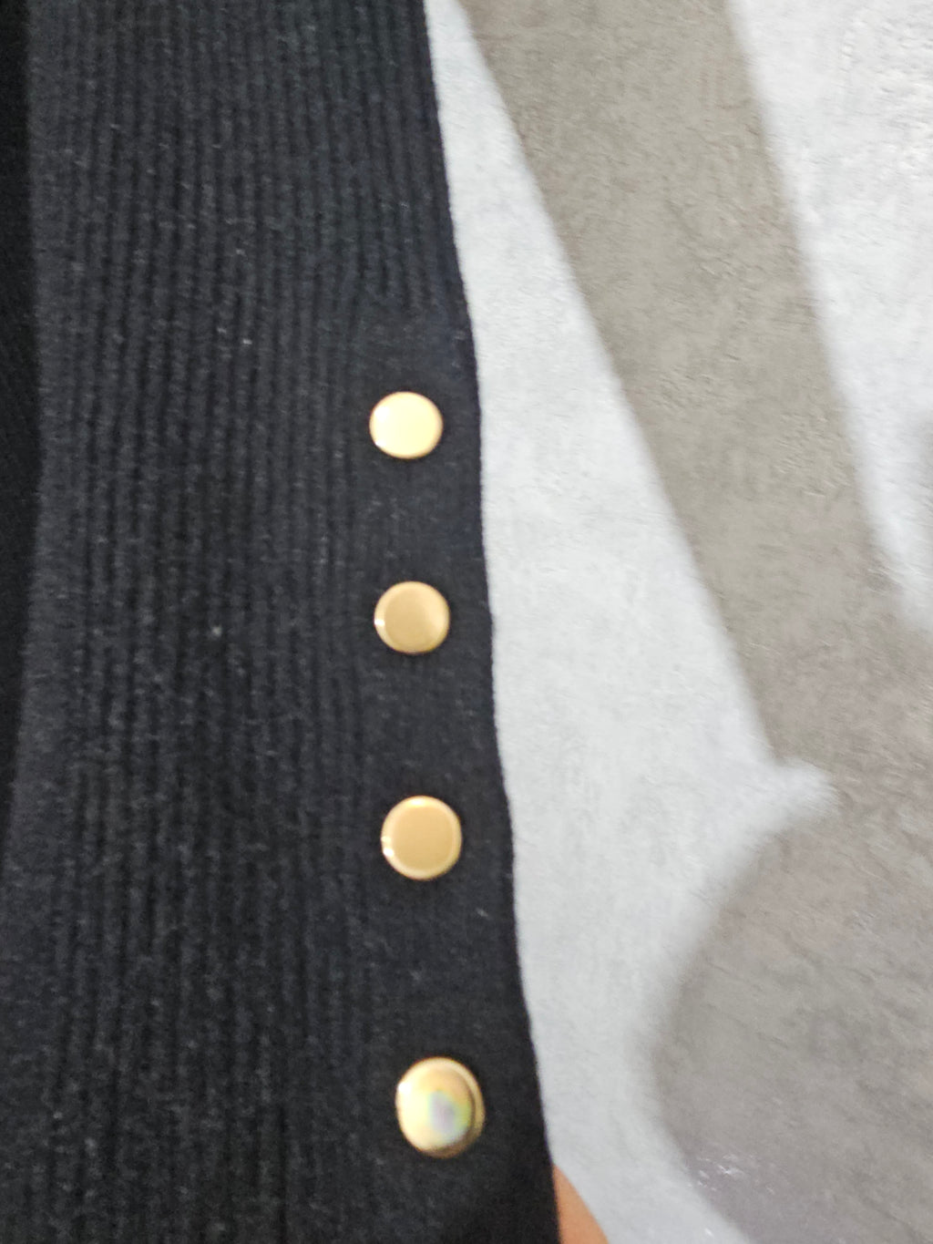 Elegantes Strickkleid mit Rollkragen & Goldknöpfen – Schwarz