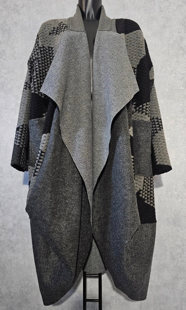 Außergewöhnlicher Long Cardigan / Strickmantel in Grau-Schwarz
