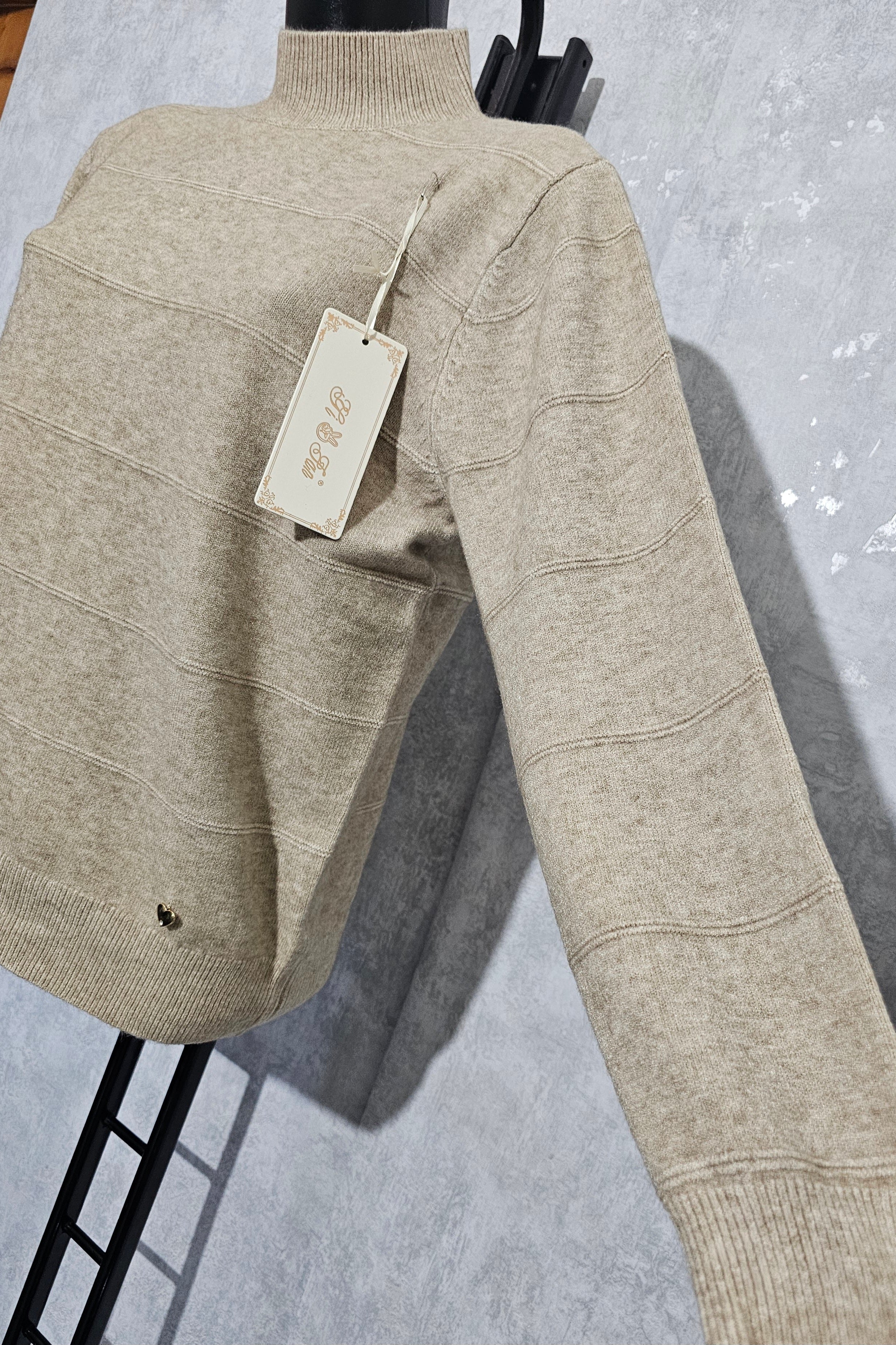 Weicher Pullover mit feinen Streifen