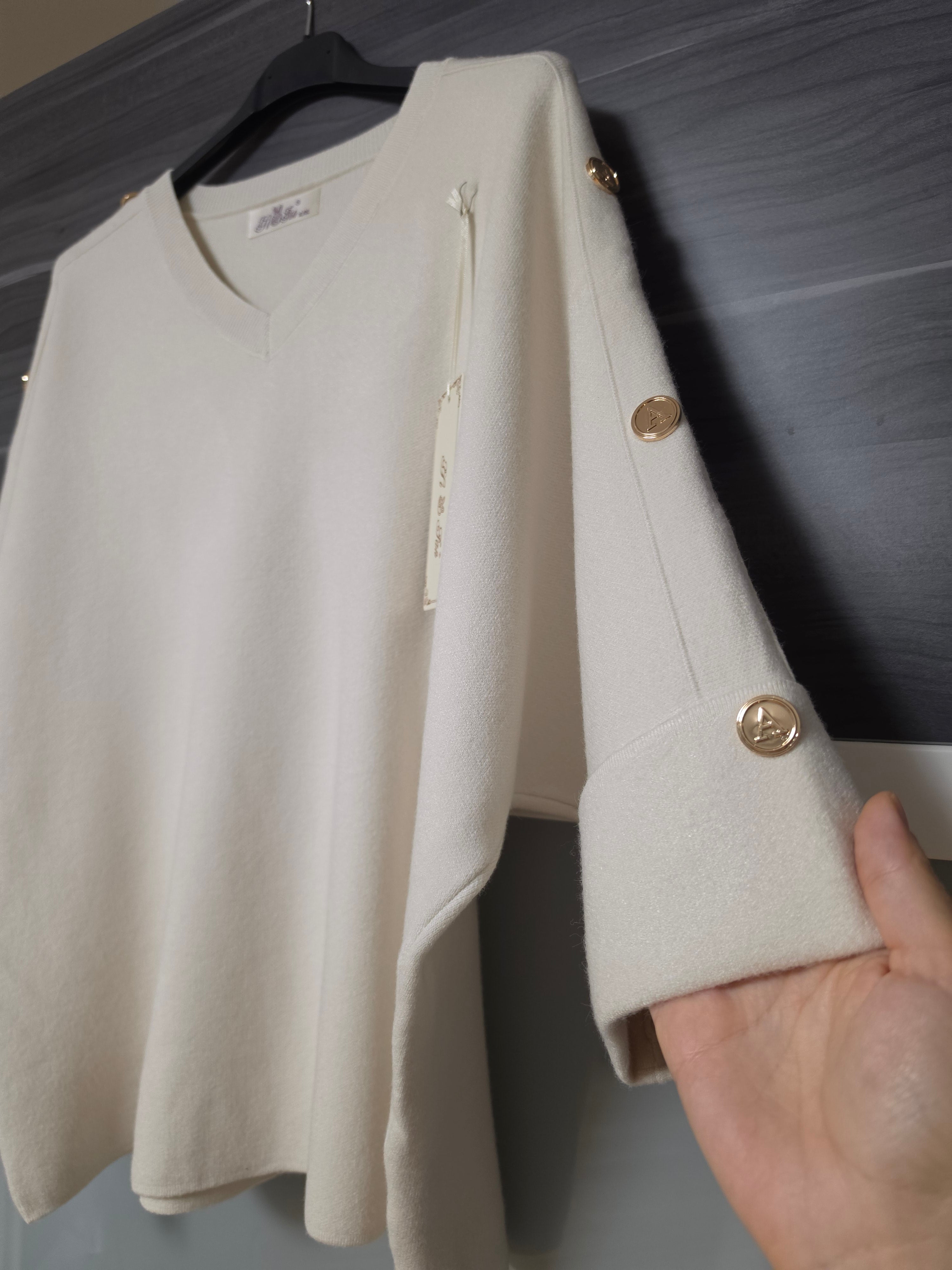Weicher V-Neck Pullover mit goldenen Knopfdetails